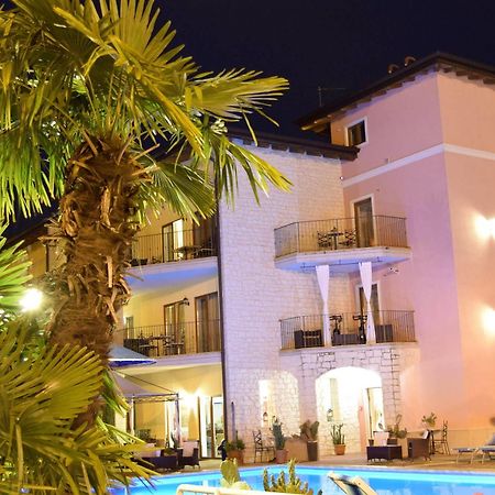 الشقق الفندقية ريفا ديل غاردافي  Residenza Le Due Torri المظهر الخارجي الصورة
