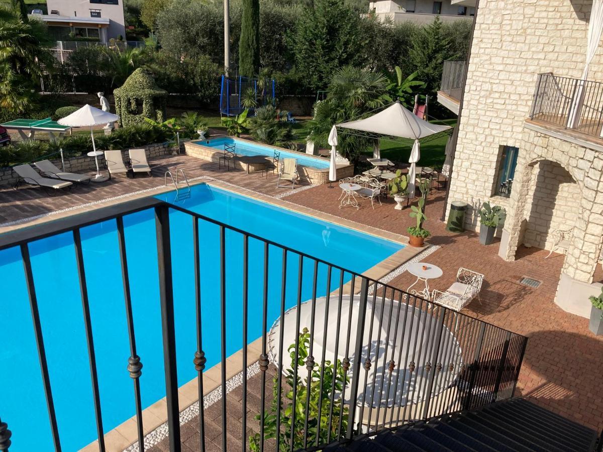 الشقق الفندقية ريفا ديل غاردافي  Residenza Le Due Torri المظهر الخارجي الصورة