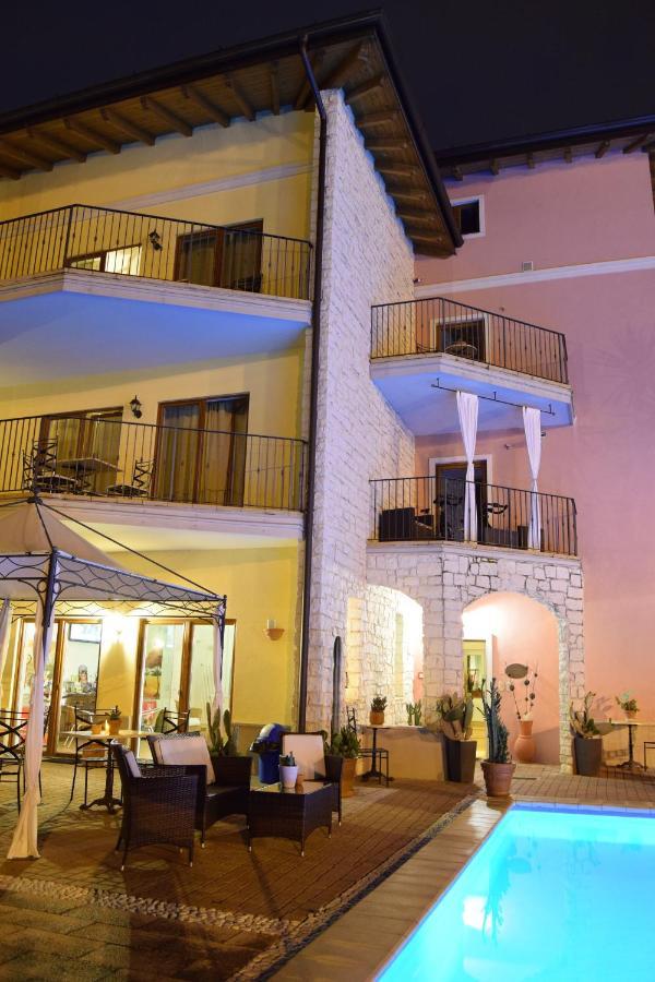الشقق الفندقية ريفا ديل غاردافي  Residenza Le Due Torri المظهر الخارجي الصورة